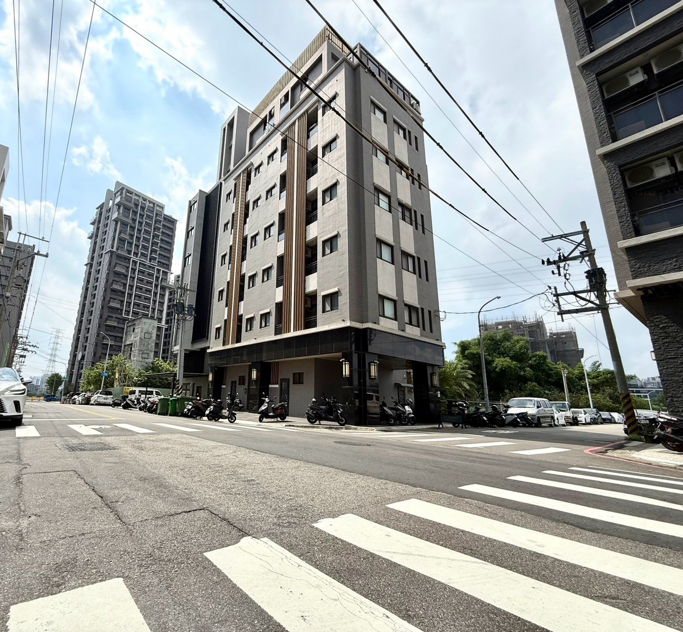 嶺東26套房 建築外觀｜街角視角